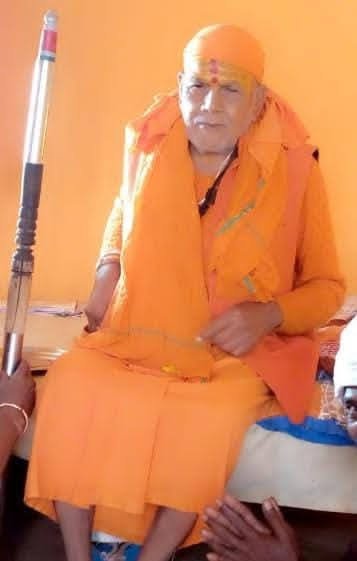 परमहंस श्रीराम बाबाजी के ये विविध यात्रा के समय के चित्र हैं। हनुमानजी के अवतार भगवान श्रीराम बाबाजी अनंत प्रीति भगवान हैं। इनके दर्शन मात्र से आनंद मिलता है। प्रेरणा मिलती है। विश्वास कीजिए अंधविश्वास नहीं। न गुरुवर श्रीराम बाबाजी ने अपना कोई आश्रम बनाया, सजाया, न कोई खास चेला परंपरा, न कोई अपना चिन्ह, निशान छोड़ा। वे अनंत के प्रति निश्चल और निर्मल भक्ति के सदा प्रेरक रहे। उन्हें अपने हृदय में ही धारण कीजिए साक्षात हनुमानजी के स्वरूप में हैं। अंतःमन से प्रार्थना कीजिए, ध्यान कीजिए  फिर जो प्रकट होगा वही अद्वैत है। और वही महाराजी जी श्रीराम बाबाजी हैं।